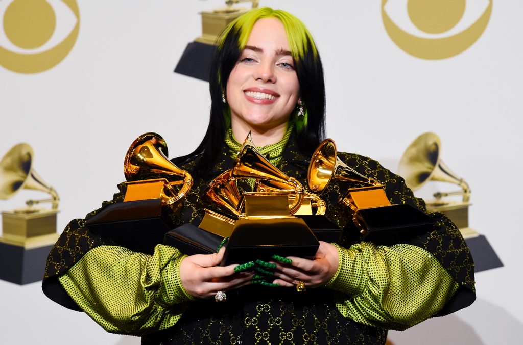 Billie Eilish sosteniendo sus 5 Grammys en la ceremonia de 2020