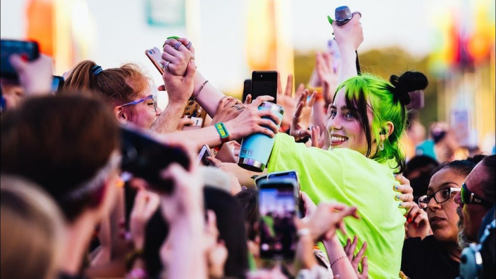 Billie Eilish con sus fans en una presentación en vivo en el festival ACL en 2019